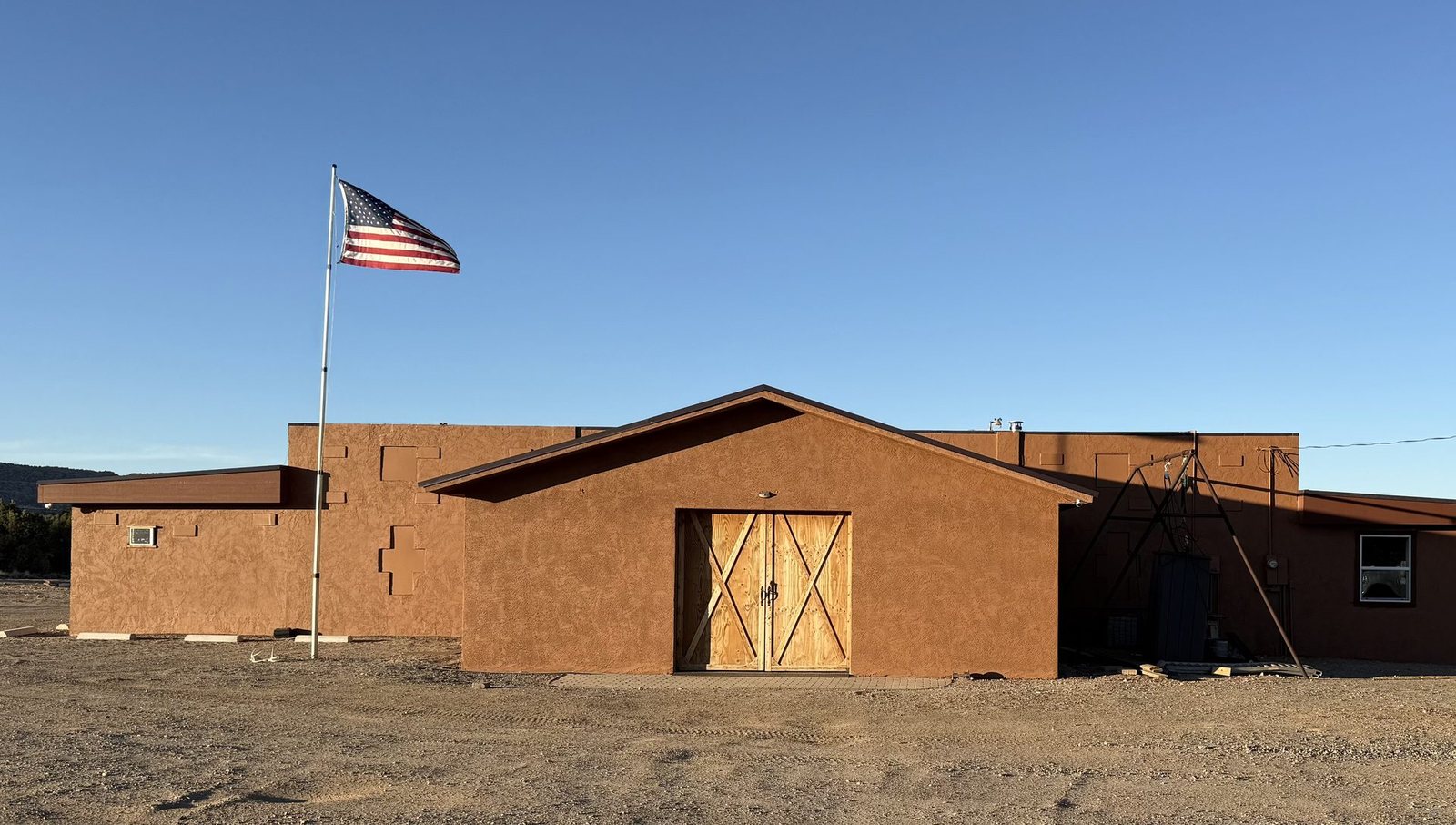 The Cockhouse Lodge in Blanco, New Mexico with the flag flying out front